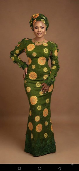 Robe émeraude et motif soleil rayonnant