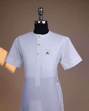 Un blanc éclatant, un petit motif carré, un rabat sur le devant avec un caftan à boutons dorés Swarovski