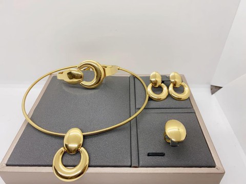 Ensemble plaqué or 3 pièces (anglais : gold-plated)
