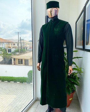 Un long caftan sénateur monochrome vert forêt