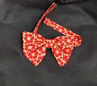 Bow tie in adjustable red wax