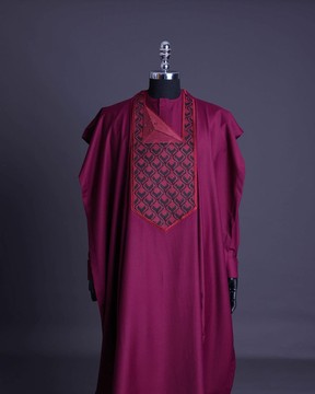 Une broderie de flamme rouge grenat redondante détaillant agbada
