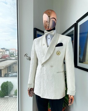 Un costume jacquard égyptien blanc ivoire à motif scritto