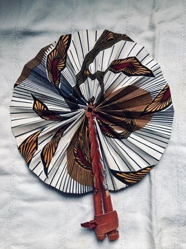 Fan in leather and wax saloma