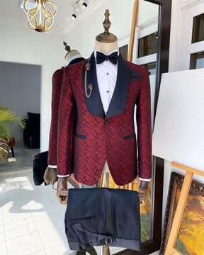 Un costume de smoking bordeaux à motif jacquard à revers châle
