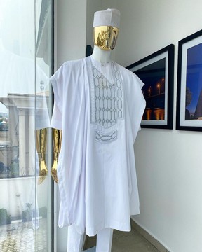 A Snow White dotted round and interwoven line embroidery agbada