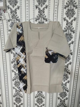 Chemise pour homme beige sable avec accent abstrait au pinceau et poche assortie
