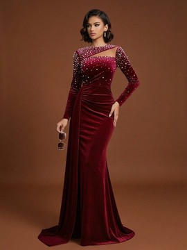 Robe de soirée en velours à découpes ornées