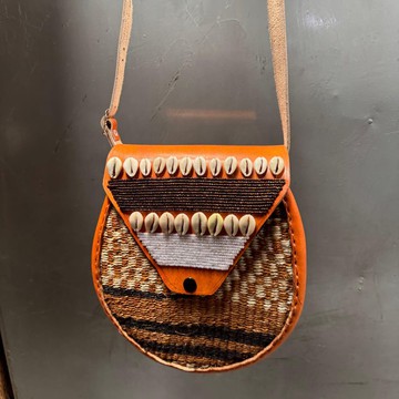 Sac bandoulière africain orné de cauris, sac à bandoulière fait main en sisal tissé et en cuir, sac tribal perlé