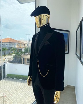 Un costume à revers châle noir anthracite en velours italien imbibé de "peaky blinders"