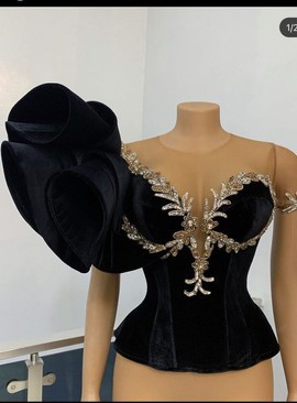 Le haut corset peut être porté avec un pantalon ajusté pour cette occasion