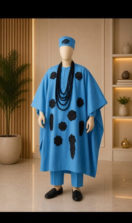 Agbada bleu ciel pour homme avec appliqué floral noir – Ensemble traditionnel de chefferie trois pièces