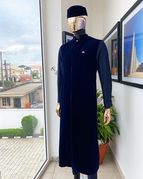 Un caftan long senator monochrome bleu nuit