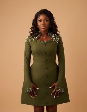 Robe trapèze vert olive ornée de perles