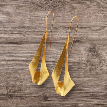 Elegant gold colored earrings