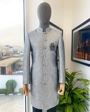 Un safari de mariage traditionnel indien Sherwani « Namaste » rechargé