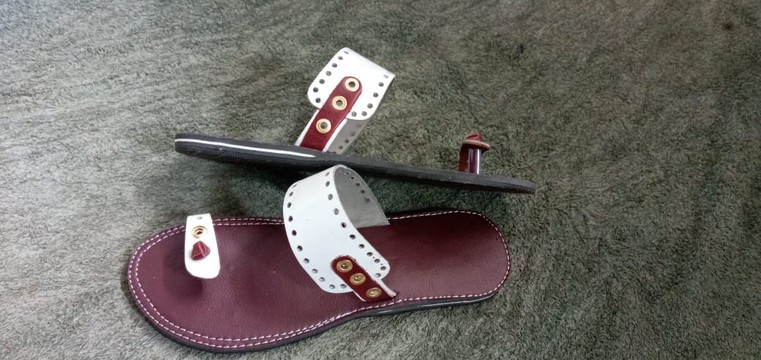 Handcrafted Women’s Dual-Tone Leather Toe-Loop Sandals – Maroon &amp; White Shield Slides