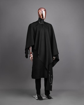 A Black Cross Neck Tragbada.