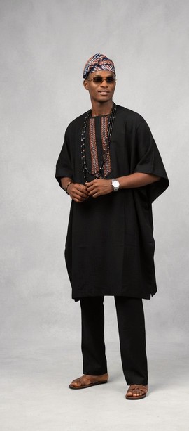 Ensemble kaftan pour homme d’inspiration africaine.