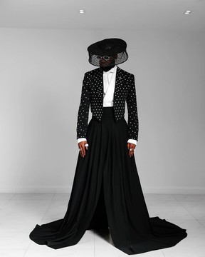 Le costume ''prince'' noir anthracite à revers en pointe court et pierres Swarovski SS30