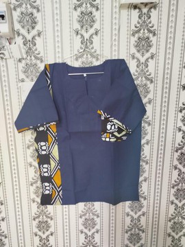 Chemise africaine moderne pour homme bleu marine avec panneau contrastant à motifs tribaux