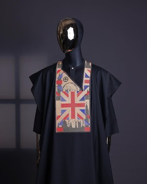 Un noir anthracite, broderies "British racing" détails agbada, caftan manches 3/4 &amp; sokoto