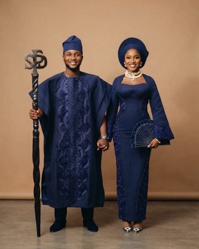 Ensemble traditionnel brodé bleu marine royal pour couple (Agbada et robe sirène structurée)