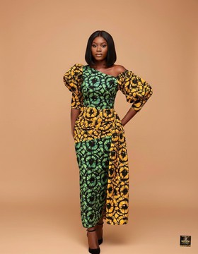 Robe drapée à une épaule