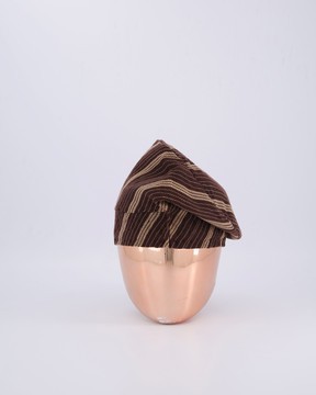 Un chapeau traditionnel yoruba ou fila marron chocolat