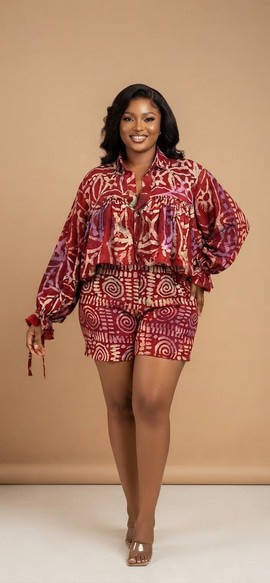 Ensemble rouge vif composé d’une chemise courte Adire et d’un short assorti