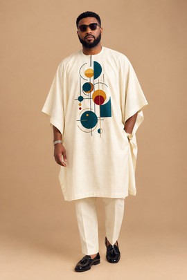 Ensemble de kaftan africain crème pour homme avec motifs géométriques colorés – tenue traditionnelle de style agbada
