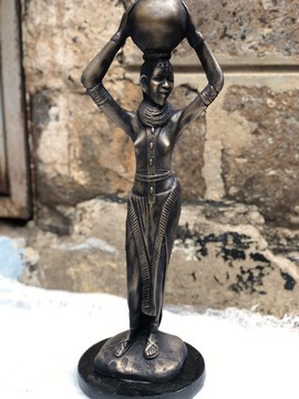 Femme africaine portant une sculpture en pot / accessoire de décoration de style intérieur / statue de décoration à la maison
