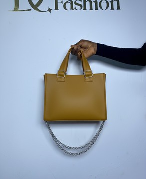 Élégant sac cabas marron avec bandoulière à chaîne