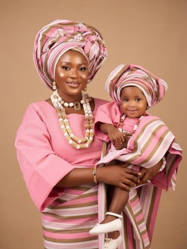 Ensemble traditionnel assorti mère et fille en Aso Oke à rayures multicolores