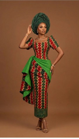 Robe structurée à motifs rouges et verts
