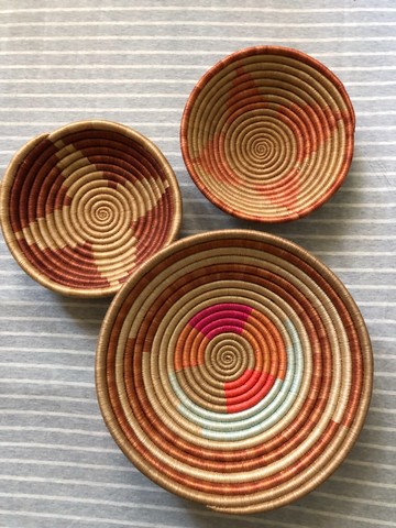 Un ensemble de 3 paniers de décoration murale orange brûlé / paniers de décoration intérieure