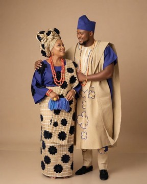 Ensemble de couple en aso oke bleu roi et doré avec appliqué floral
