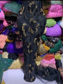 Dentelle de tulle floral luxueuse et raffinée, richement ornée de perles (5 Yards)