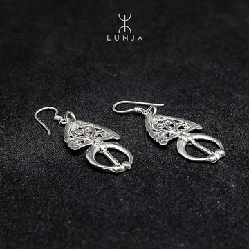 Handmade Amazigh fibula earring in 925 silver for a chic and unique everyday look