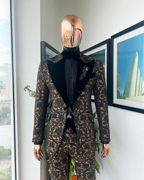 A Costume smoking en jacquard fleuri métallisé mandarine or et noir, revers en pointe