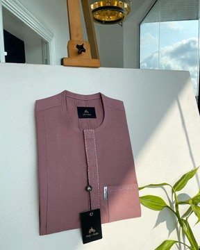 Une broderie mauve à rabat sur le devant en spirale détaillant le caftan traditionnel africain du sénateur indigène.
