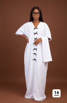 Kaftan Bubu blanc avec détail de nœud papillon noir sur le devant – robe maxi minimaliste