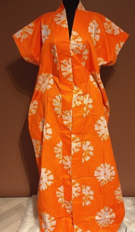 Robe kimono élégante à motif de feuilles orange pour un style sans effort