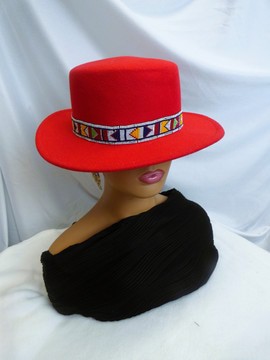 A very elegant women's hat with a touch of originality and African style.