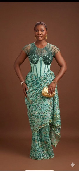 Robe longue en dentelle avec corset et perles pour femme