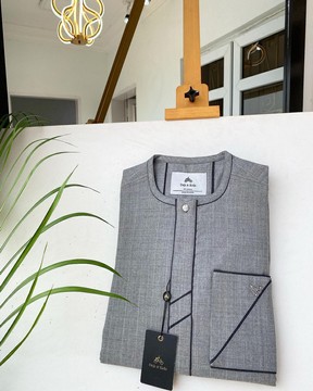 Un caftan sénateur à rayures gris clair