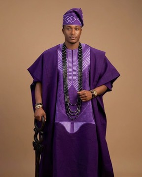 Ensemble Agbada brodé violet royal 3 pièces avec bonnet Fila assorti