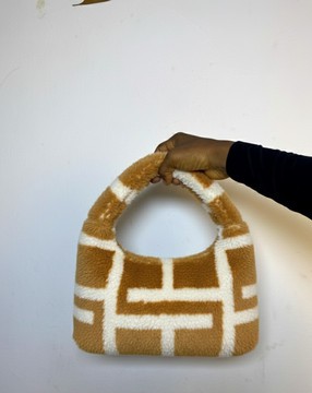 Sac à main duveteux à motif géométrique chic