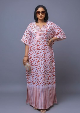 Robe longue élégante blanche et rouge à motifs, avec des détails raffinés