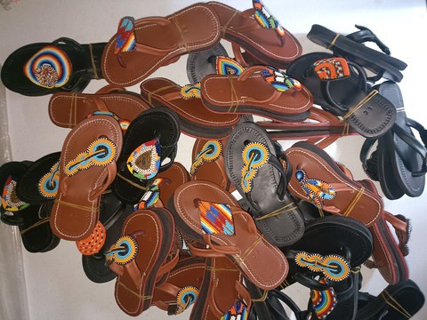 100 paires de sandales en perles pour femmes africaines en gros